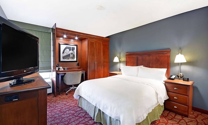 Athens Hotel | Great Amenities! Pool, Free Breakfast and Parking, Near State Botanical Garden!