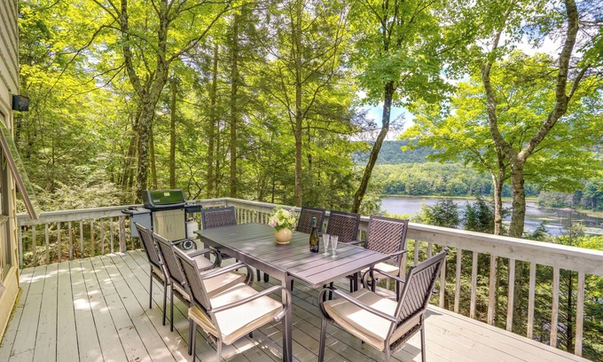 Glendale Casa | Great Barrington Lakeside Getaway w/ Kayak & Grill