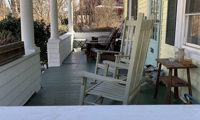 Housatonic Casa | Great Barrington/Housatonic Getaway—bring your dog!