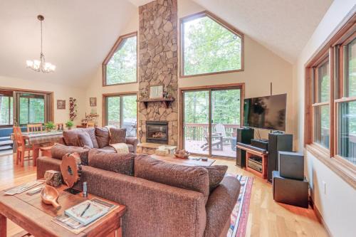 Great Cacapon Casa | Great Cacapon Mtn Cabin with Private Hot Tub and Views