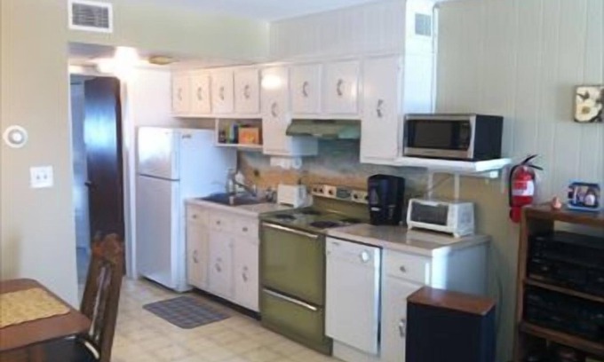 Admiral Estates Condominio | Great Condo Close to the Beach