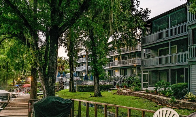 Dunnellon Condominio | Great condo in Withlacoochee riverfront community - pool & hot tub access