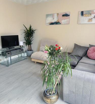 Bedford Apartamento | Great Contractor House with Private Garden Allocated Parking Close to Bedford River Embankment