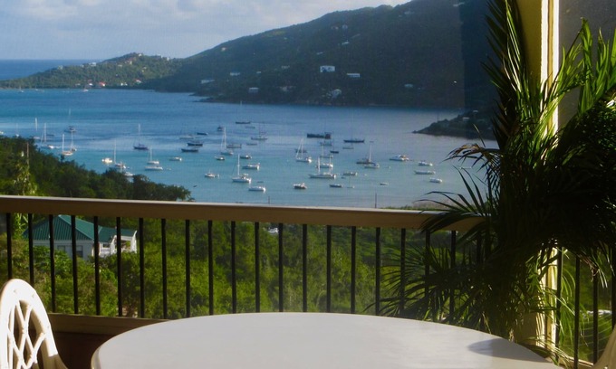 Upper Carolina Villa | Villa romántica con vista al agua Terrific