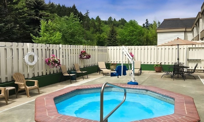 Poulsbo Complejo | Great Deal in GuestHouse Poulsbo! Free Parking & Breakfast, Pets are Welcome!