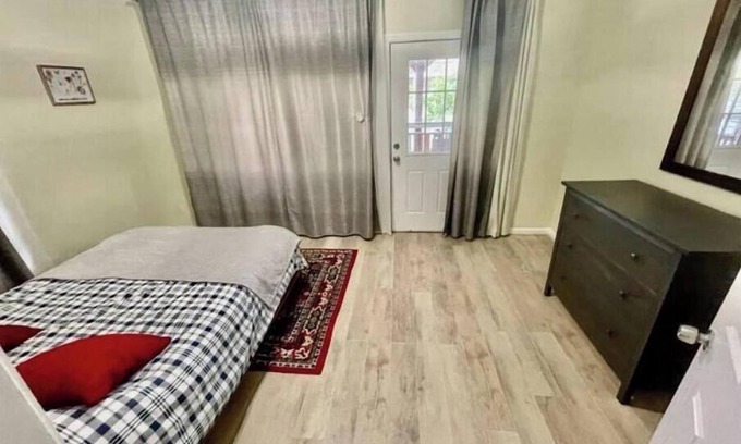 Sea Gate Apartamento | Great duplex 3BR/2bth apartment on the ocean block