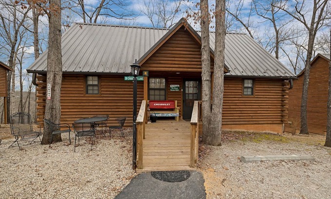 Branson West Cabina | Great Escape Log Cabin Close to SDC, Discount first 10 Guests of the Season.