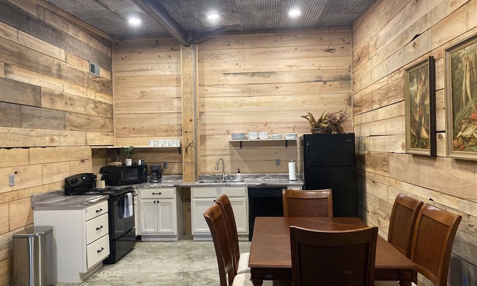 Sardis Apartamento | Great fishing at Sardis Lake and U of M ballgame ready!