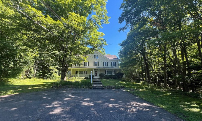 Windham Casa | GREAT FOR FAMILIES! 3 MINUTE WALK TO MAIN STREET & 1 MILE FROM WINDHAM SKI MT.