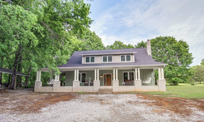 Lawrence County Casa | Great for Groups: Creekside Cabin in Loretto