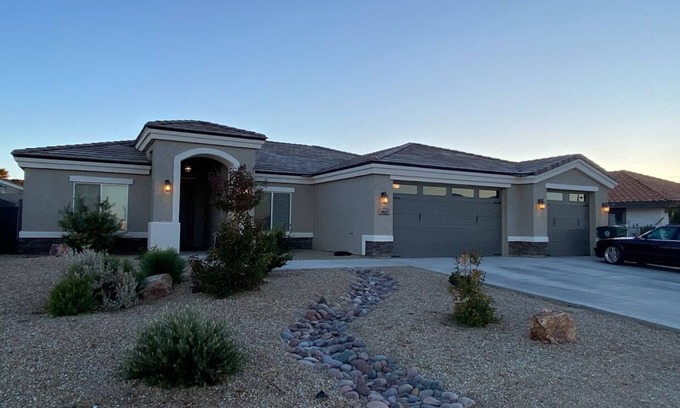 Kingman Casa | Great for traveling for work or a vacation. Spacious 4-bedroom house in Kingman