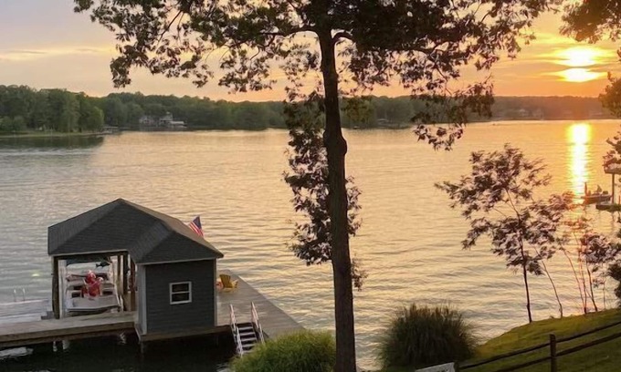 High Point Casa | Great Getaway! DOG FRIENDLY + HOT TUB! Come Visit 'Piccolo Nido A Lago'!
