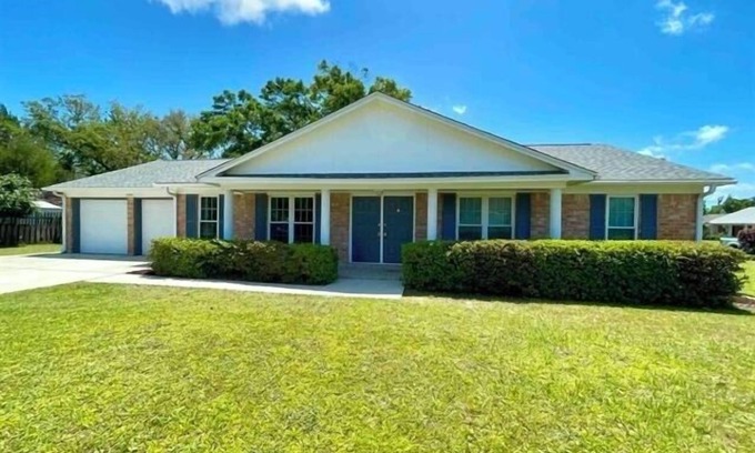 Northeast Pensacola Casa | Great home is just few miles to Pensacola Beach!!
