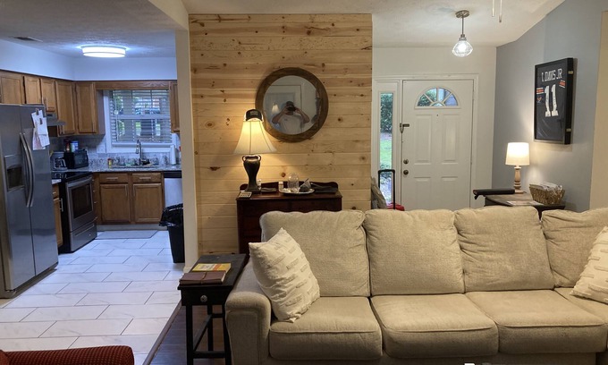 Pickwood Casa | Great home, perfect for games, graduation, ext.. close to downtown