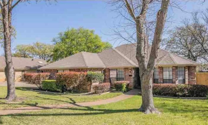 Ederville Casa | Great home w/deck in E Fort Worth by AT&T Stadium & Arlington, TX Entertainment