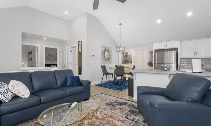 Claycomo Casa | Great home with 4 King Beds/Wifi/Safe