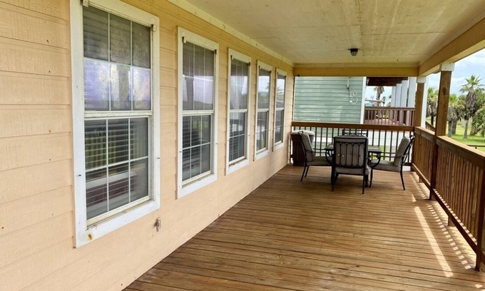 Matagorda Casa | Great house with big porch overlooking beach