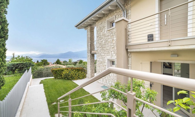 Albisano Apartamento | GRAN VISTA AL LAGO - JARDÍN PRIVADO - JACUZZI