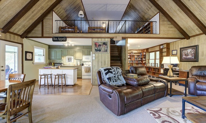 Butler Cabina | Great lake views, super fast WiFi, Lake/Dock access