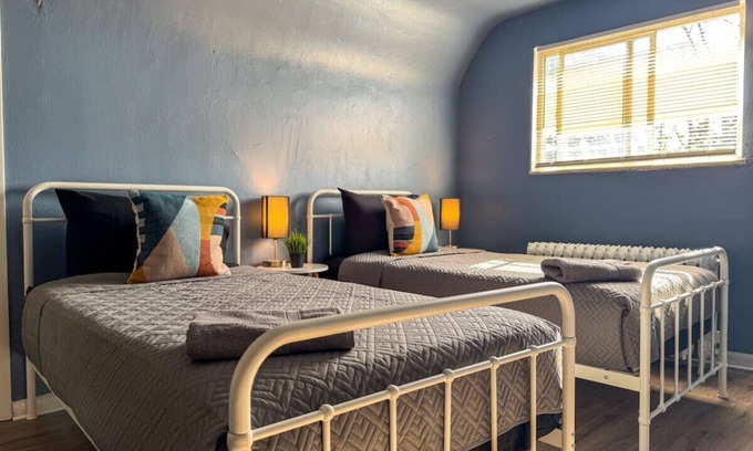 Mount Oliver Apartamento | Great Location, 8 Beds (Sleeps 10) w/ Parking