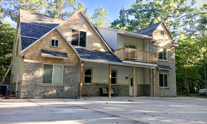 Fish Creek Casa | Nuevo hogar. Gran ubicación frente a YMCA. Puede acomodar GRANDES grupos