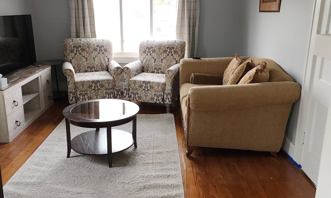 Omaha Apartamento | Great location Close to downtown, interstate, zoo, UNO, UNMC, Shopping and more.