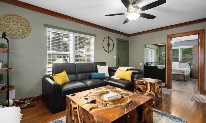 Overland Park Casa | Great Location+Explore+2BRHome|King Beds