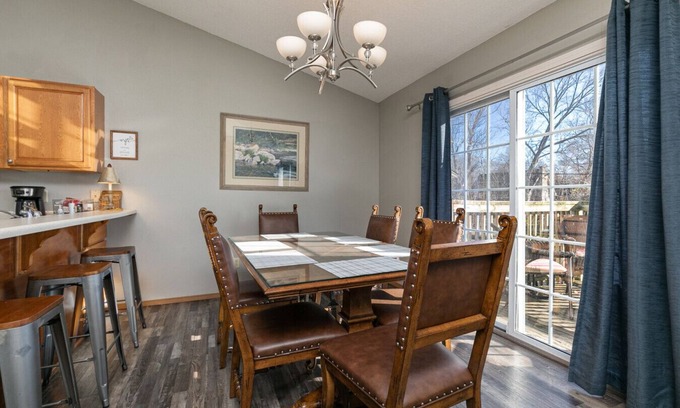 Springfield Casa | Great Location for Work & Play, King Master Suite