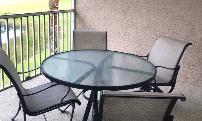 North Naples Condominio | Excelente ubicación y club de campo a pocos kilómetros de la playa de Vanderbilt