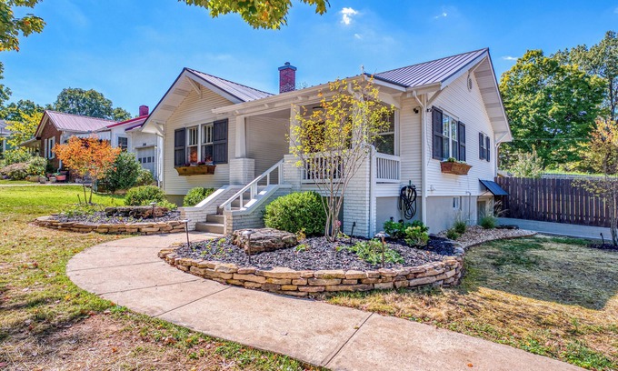 Harrison Casa | Great location just two minutes from downtown square with a Hot Tub!