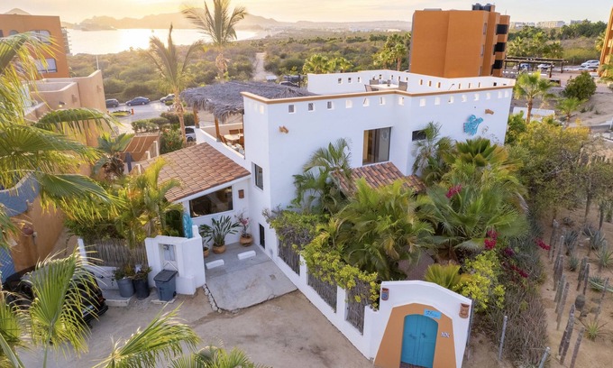 Cabo Bello Casa | Ubicación, ubicación !! A pie de playa privada. Comunidad cerrada. Vistas y piscina!