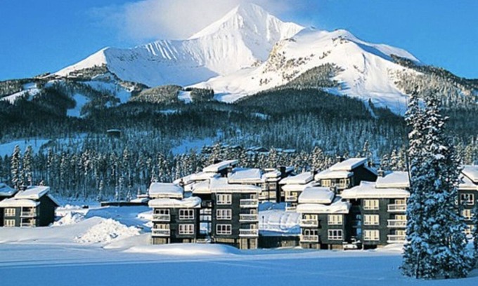 Big Sky Condominio | Great location to walk or ride the shuttle to the lifts