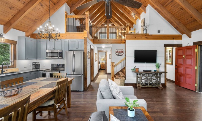 Lake Lure Casa | Increíbles tarifas de 1er año - ¡Camina hasta Lake & Resort! ¡Mira el golf desde la cubierta!