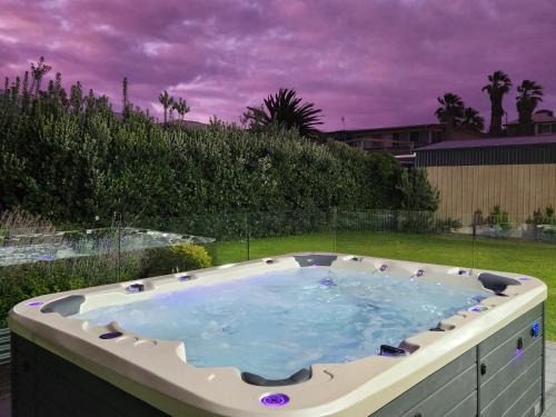 Goolwa Beach Casa | Great Ness Beach House - 8 Person Spa - Pet-Friendly - Netflix - Linen included