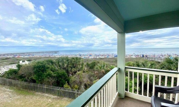 Isle of Palms Condominio | Great Oceanfront 2nd Floor Condo! Community Pool! End Unit on the Beach w/the Best View!