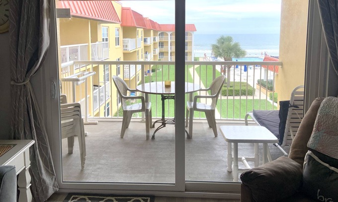 Point East Condominio | New Smyrna Beach se encuentra en la costa este, por lo que no hay marea roja ni algas verdes. Océano azul