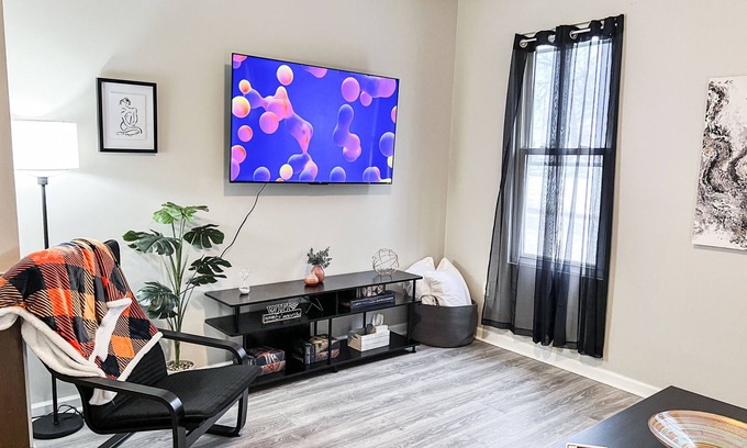 Ross Township Apartamento | Great PITT Location - 2BR w/Fast Wifi + Free Parking!