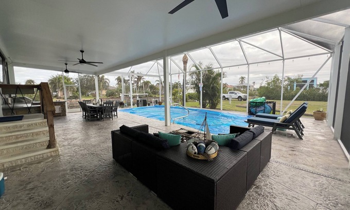 Charlotte Park Casa | New Listing / Great Vacation Retreat 3/2 Casa en la piscina en el Canal con Ponton Boat Lift