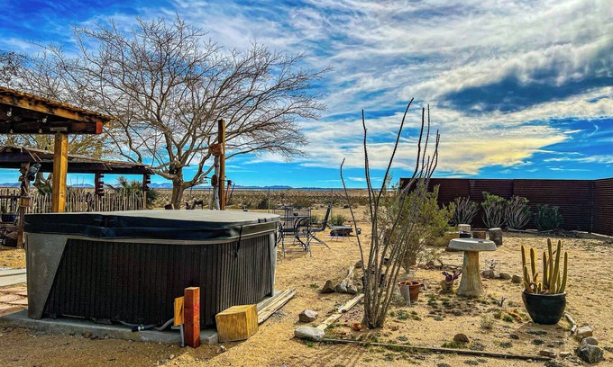 Yucca Valley Casa | Gran lugar para relajarse después de un día explorando el Parque Joshua Tree. Amplia cocina.