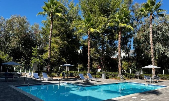 Warner Center Apartamento | Great place w/all you need for you visit to LA. Gym, pool, sauna, jacuzzi &more!