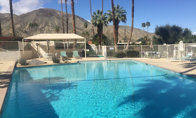 Palm Desert Condominio | Impresionantes vistas de la montaña y la piscina completamente amuebladas, a 3 cuadras de El Paseo