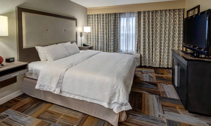 Wolfchase Casa | Great Room for Your Romantic Escape! Pool, Gym