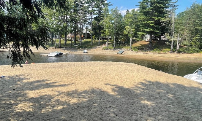 Northville Cabina | Sacandaga Lake 4 Season Cabin w/Beach - Near Northville, NY & Adirondack Park