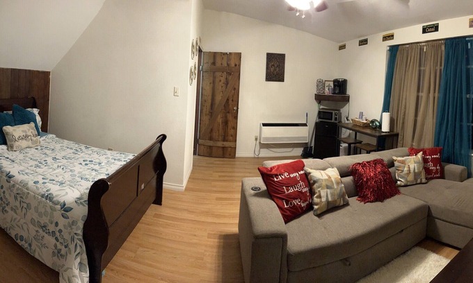 Chalmette Apartamento | GREAT STUDIO SUITE...above garage suite over looking pool