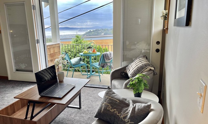Queen Anne Casa | Great town home located in West Queen Anne With a great view of Elliott Bay