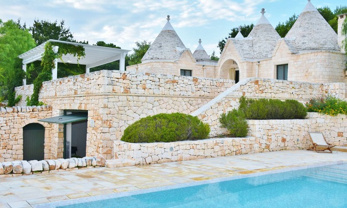 Cisternino Villa | Hermosa villa con estilo de trullo, piscina privada infinita de 12 x 6 m y más de 500 m² de terrazas