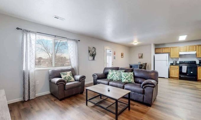 Brighton Apartamento | Great Two King-Bed Rooms Near Airport | Ideal Stay!