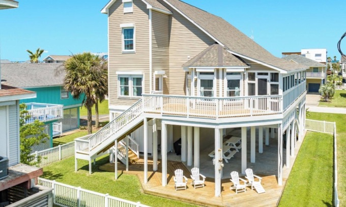 Pirates Beach Casa | Great Value, Five Minute Walk to Beach, Sleeps 12, Golf Cart
