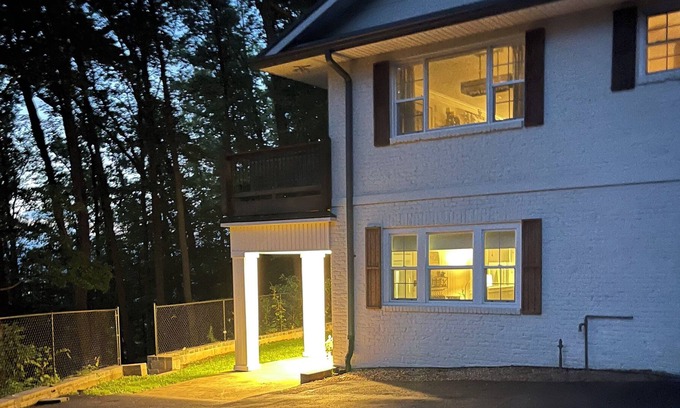 Kingsport Apartamento | Great View Basement Apartment- Private, Cozy with easy Access.