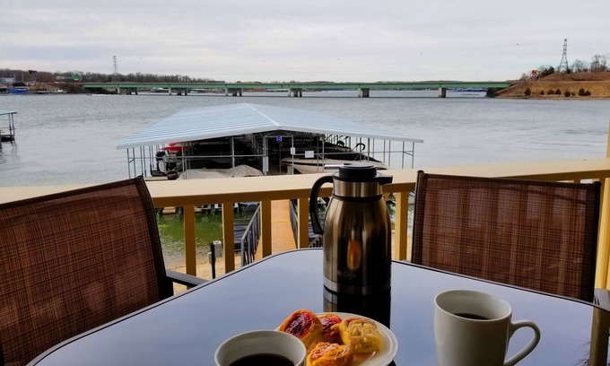 Osage Beach Condominio | ¡GRAN VISTA! ¡Actualizado! Frente al lago! ¡Ascensor! Muy cerca de tiendas y restaurantes. Wifi
